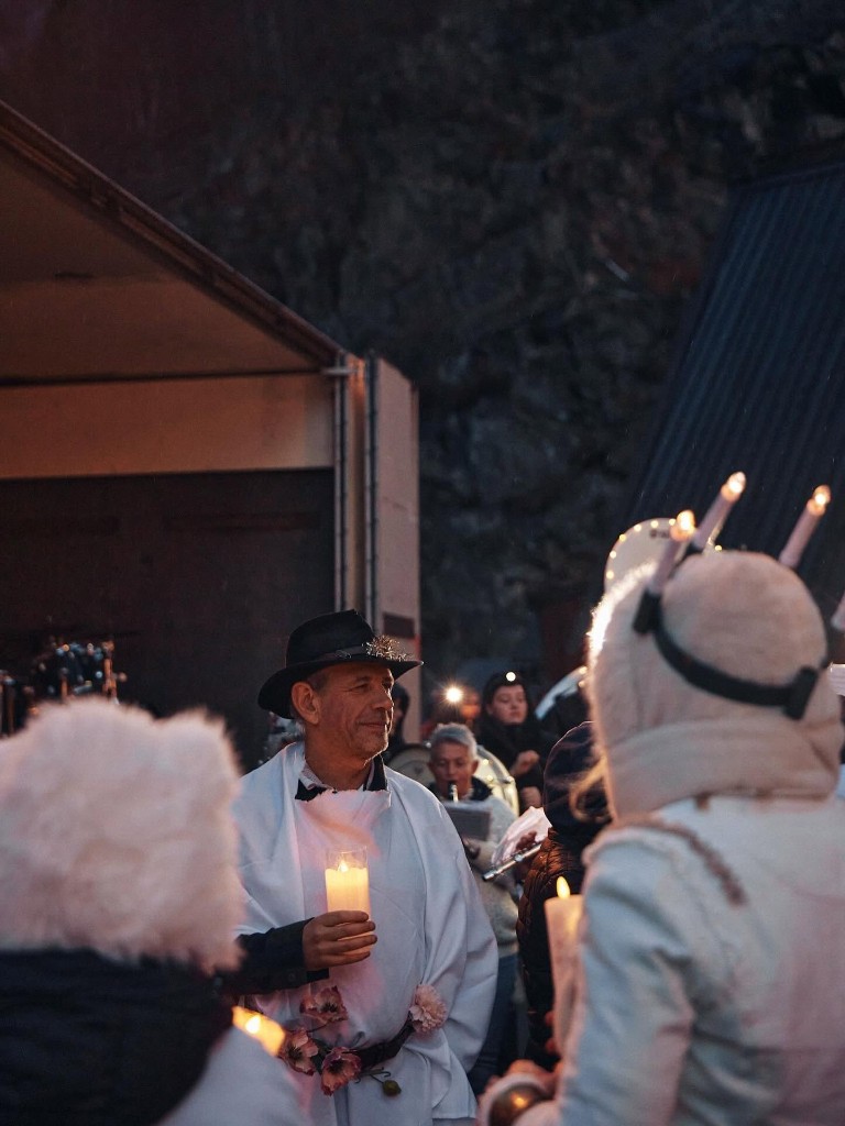 Lysprosesjon på julemarkedet