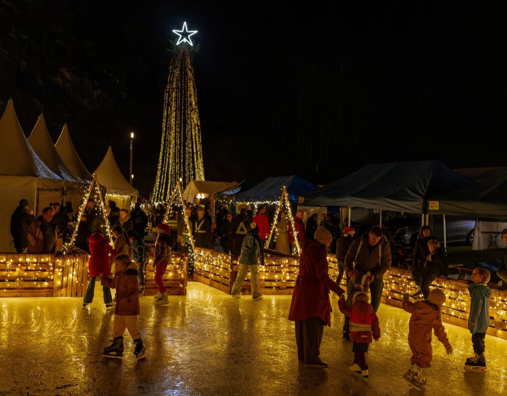 Stort juletre av lys på markedet